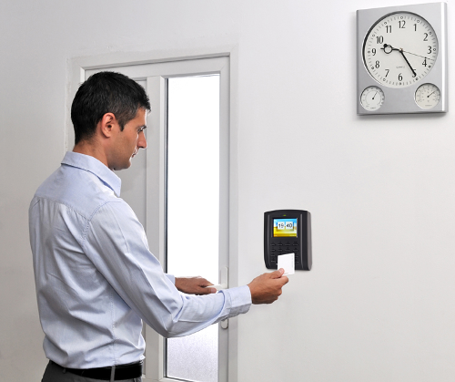 Utilizare aparat de pontaj si control acces cu card