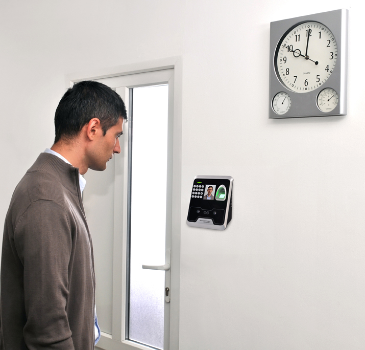 Utilizare aparat de pontaj si control acces cu cod, card, amprenta sau imagine faciala